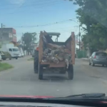 Flagrante de trator transportando caixão no meio de entulho em rua de Três Corações MG - Crítica ao descaso com o IPTU.