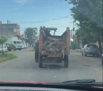 Flagrante de trator transportando caixão no meio de entulho em rua de Três Corações MG - Crítica ao descaso com o IPTU.